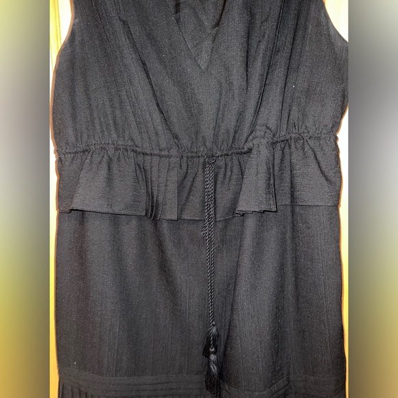 Elegant Black Sleeveless Dress - Picture 3 of 6